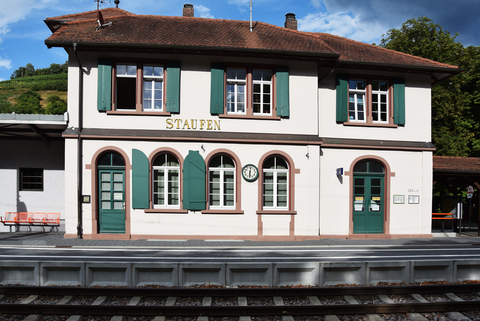 Der Bahnhof sorgt stets für die Verbindung ins nahe Freiburg