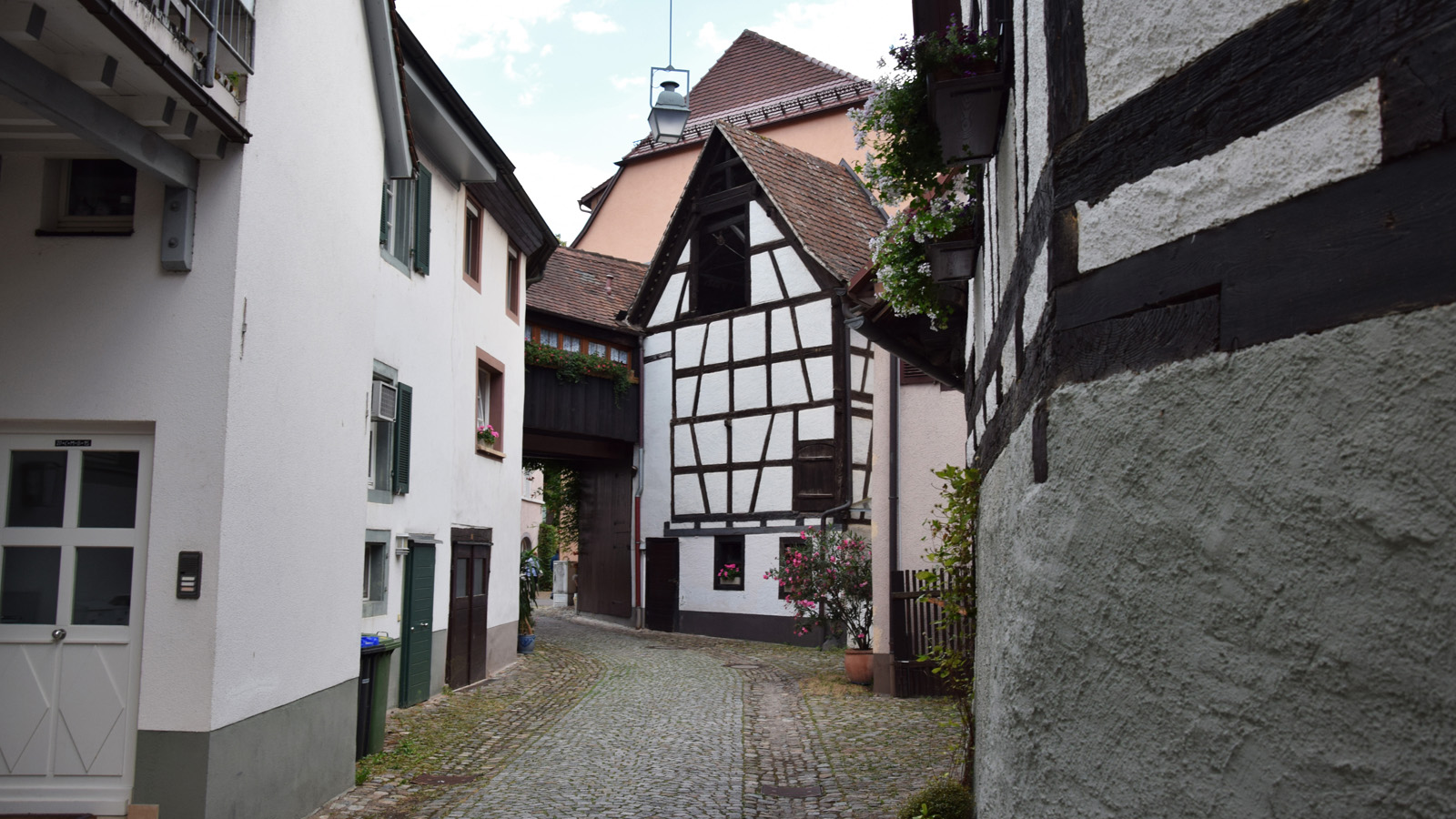 Ein Seitengässchen der Altstadt mit Fachwerk und nicht ganz geraden Wänden