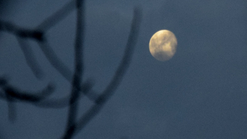 Mond mit Wolken